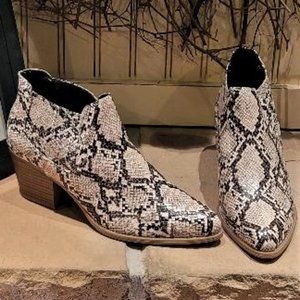 NWOT Eettaro Womens Chelsea Snakeskin Print Block-Heel Ankle Boots (Size 10M)